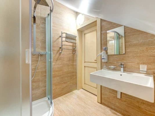 Otel-Pidgir-39ya-nomer-Polulyuks-4-mestniy-s-krovatyu-i-divanom-korpus-B-1504544z600