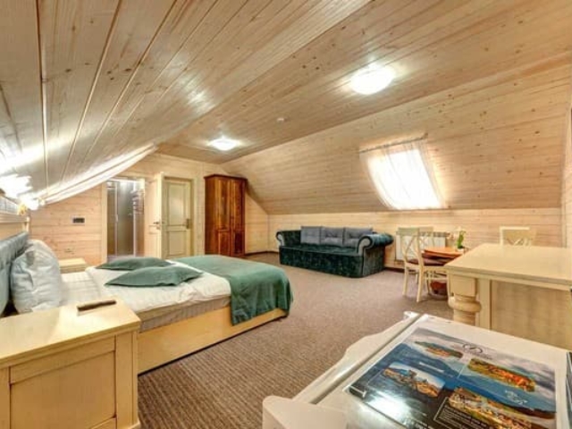 Otel-Pidgir-39ya-nomer-Polulyuks-4-mestniy-s-krovatyu-i-divanom-korpus-B-cena-1504546z600